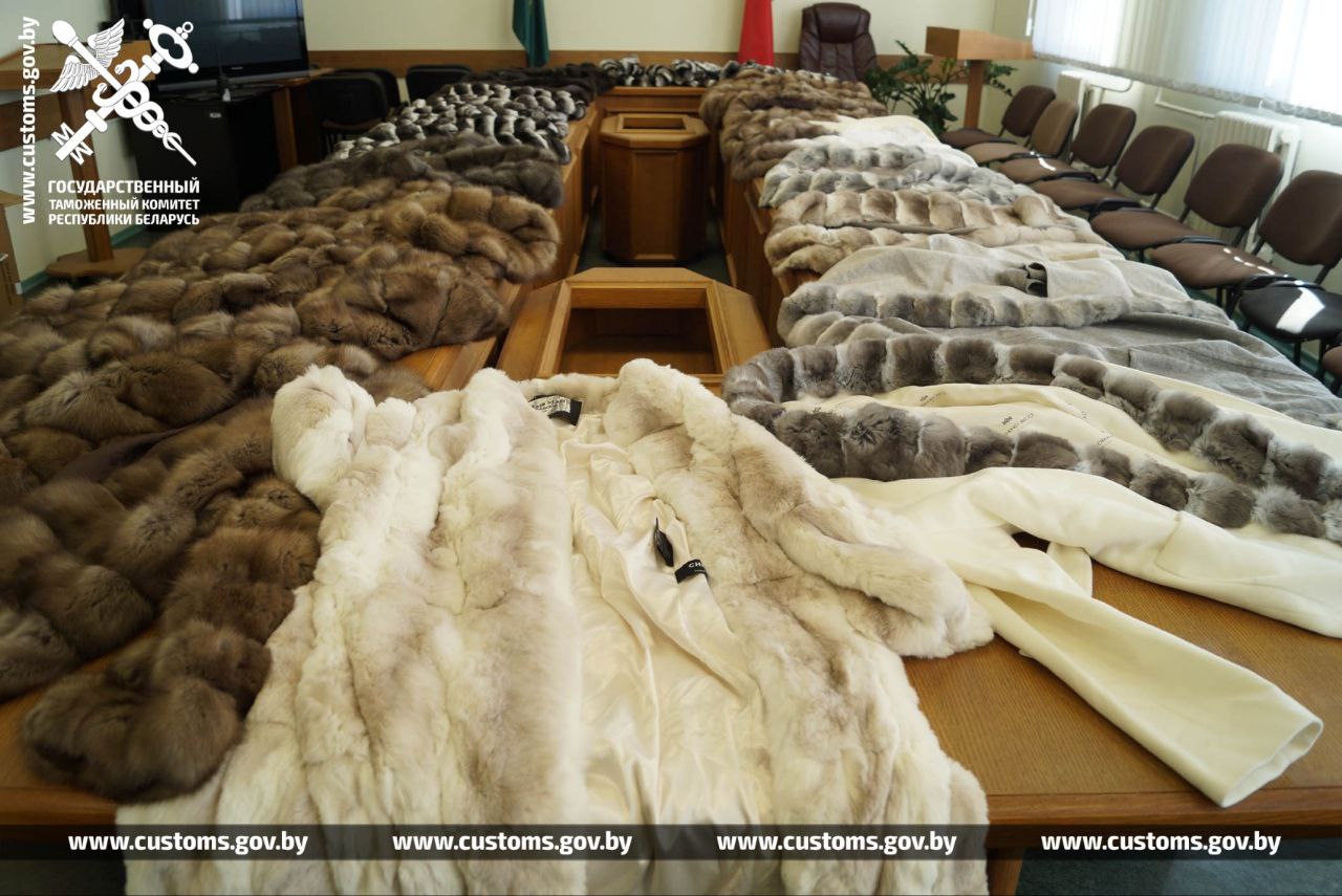 Раздал пассажирам маршрутки 23 шубы: на границе с Литвой задержали необычного контрабандиста