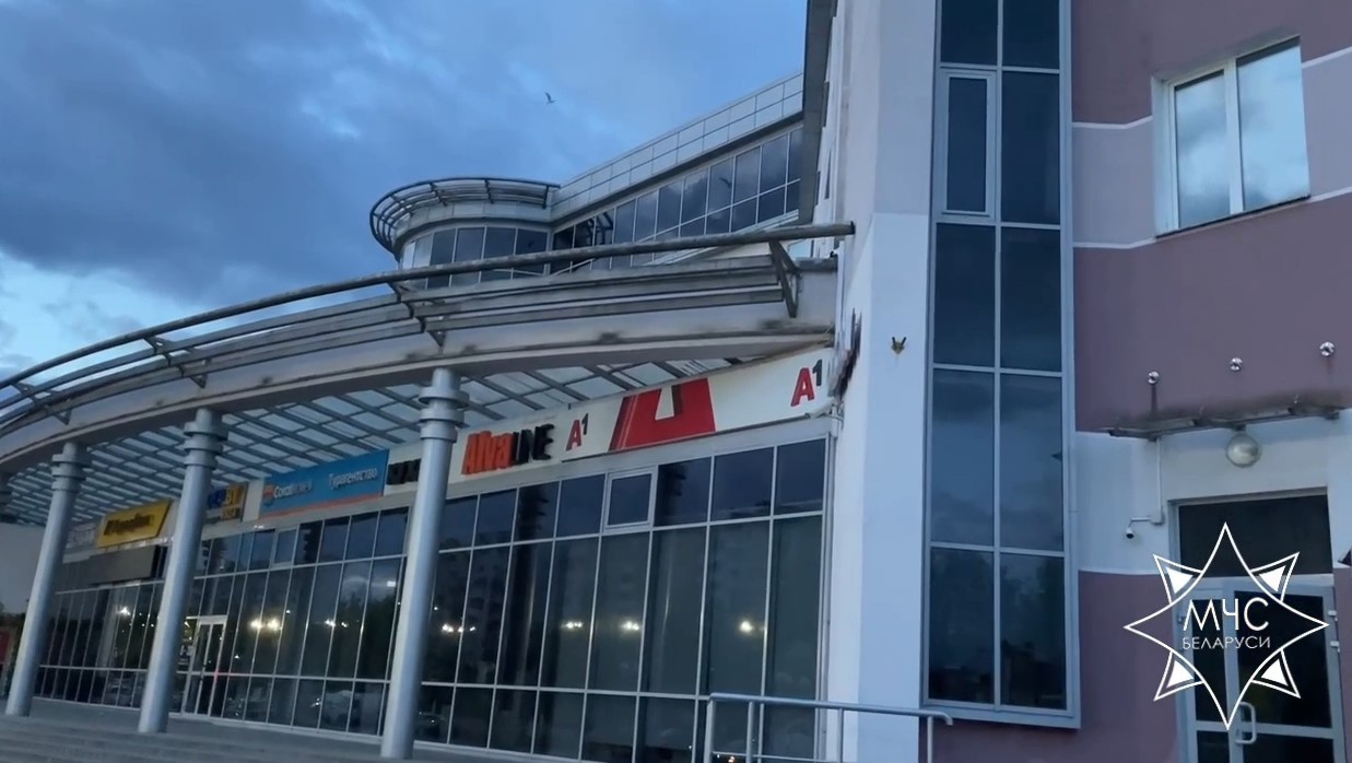В Витебске тушили пожар в торговом центре «Омега». Что известно