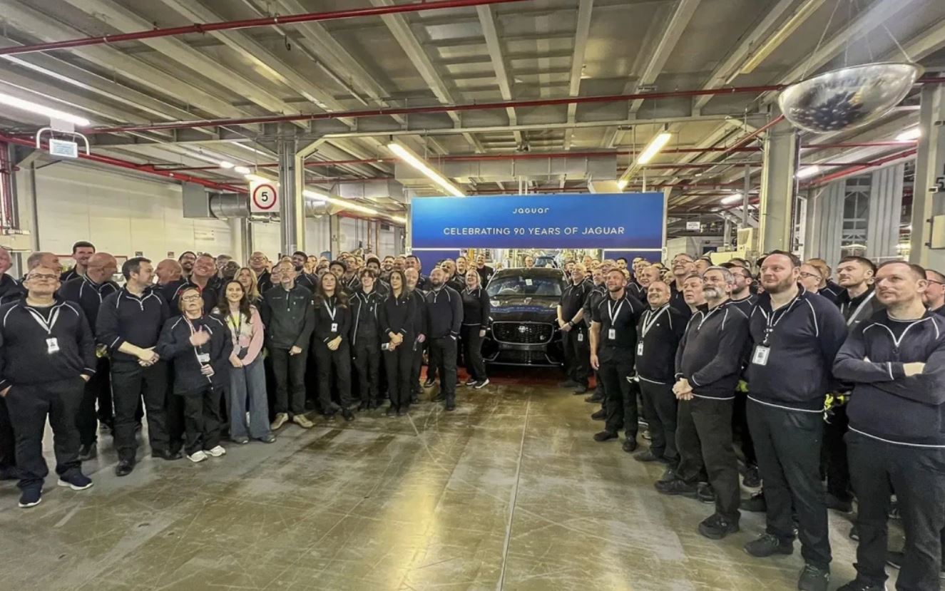 Jaguar выпустил последний на английском заводе автомобиль с бензиновым двигателем