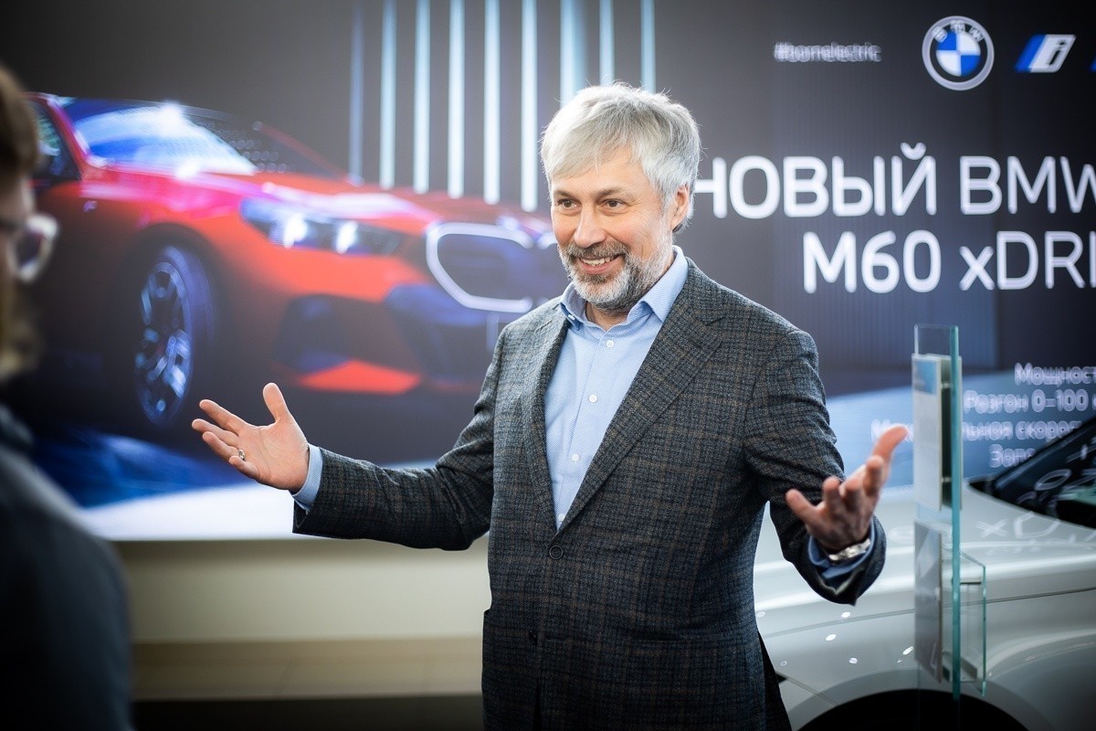 «Не&nbsp;машина, а&nbsp;гигантский гаджет!» Поездили на&nbsp;«заряженной» электрической BMW с&nbsp;известным бизнесменом