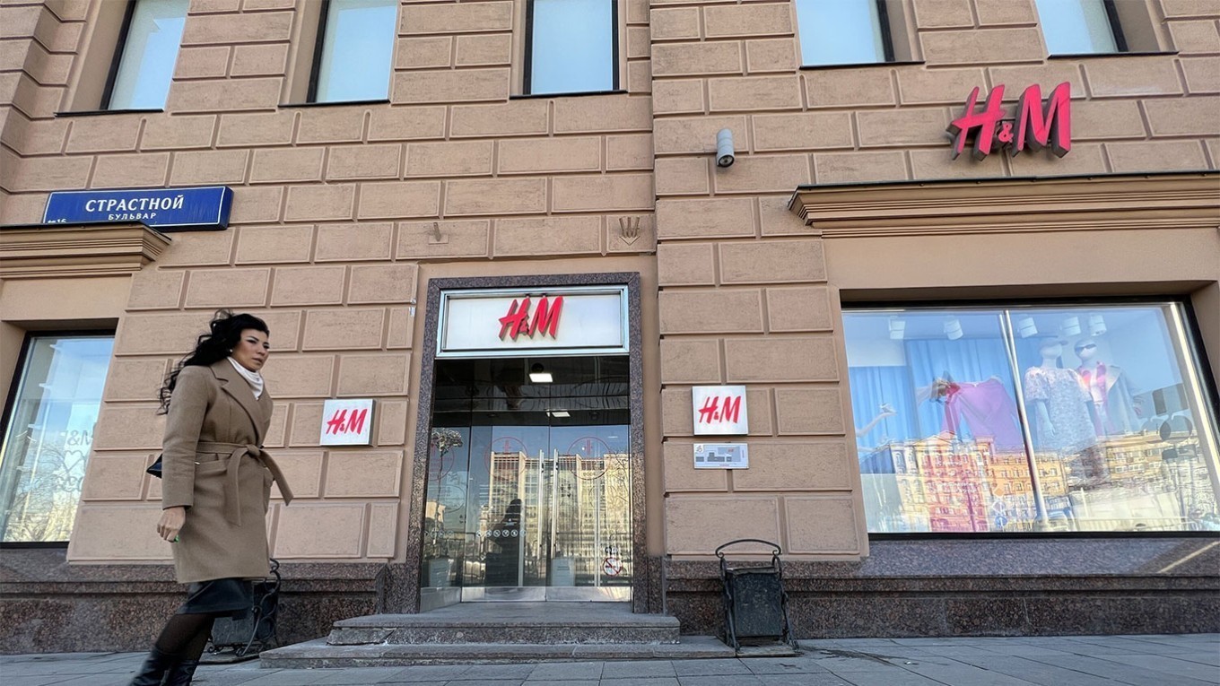 Почти $2 млрд: аналитики оценили потери брендов одежды и аксессуаров из-за ухода из России