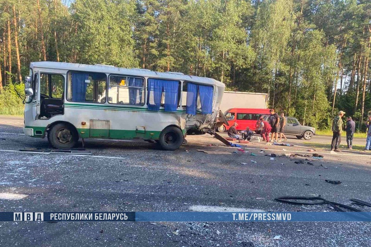 На трассе М1 в Брестской области произошла серьезное ДТП с автобусом. 15 человек в больнице