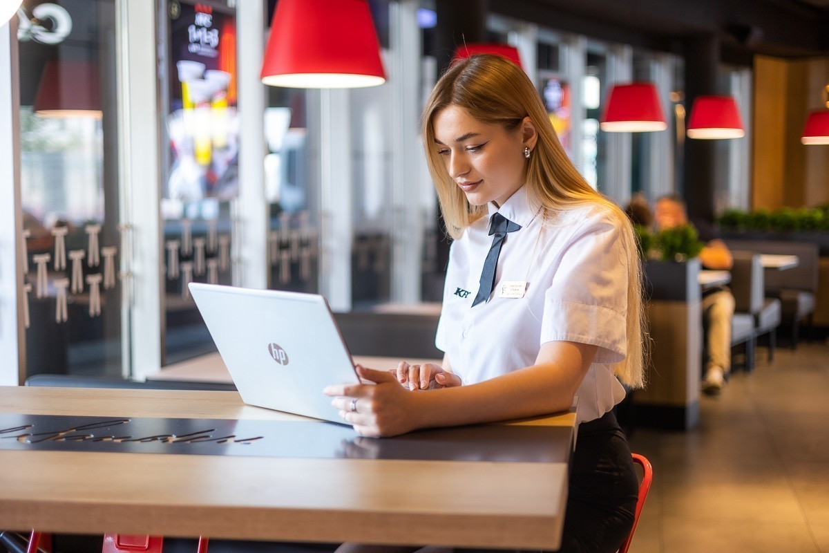 «Хотела накопить на&nbsp;iPhone и&nbsp;уйти, а&nbsp;стала директором». Сотрудники KFC&nbsp;— о&nbsp;своей карьере