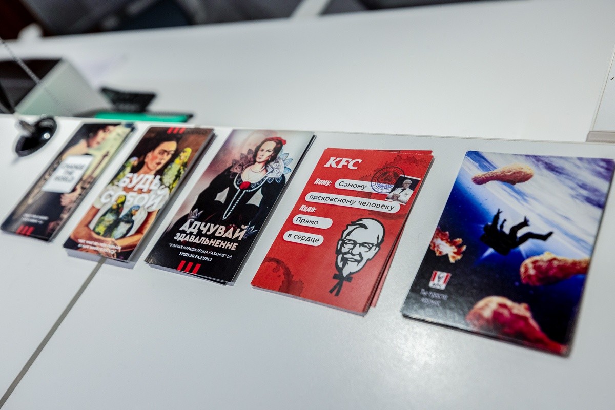 «Капсулы для работы в тишине и лампа от бактерий». Побывали в офисе KFC в Беларуси