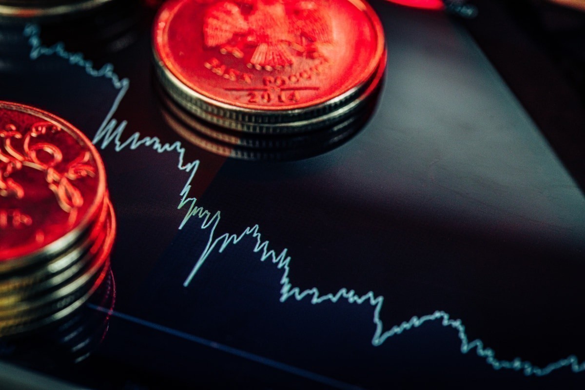Чем грозит нашему рублю нефтегазовый потолок для России