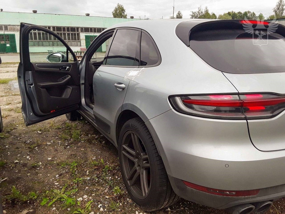 Курьезный случай: у автовладельца конфисковали Porsche Macan за просрочку временного ввоза