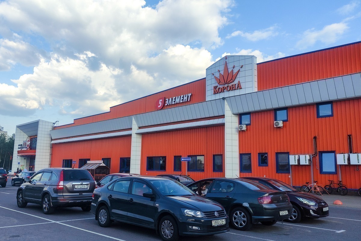 В магазинах сети «Корона» теперь нельзя платить за покупки смартфоном
