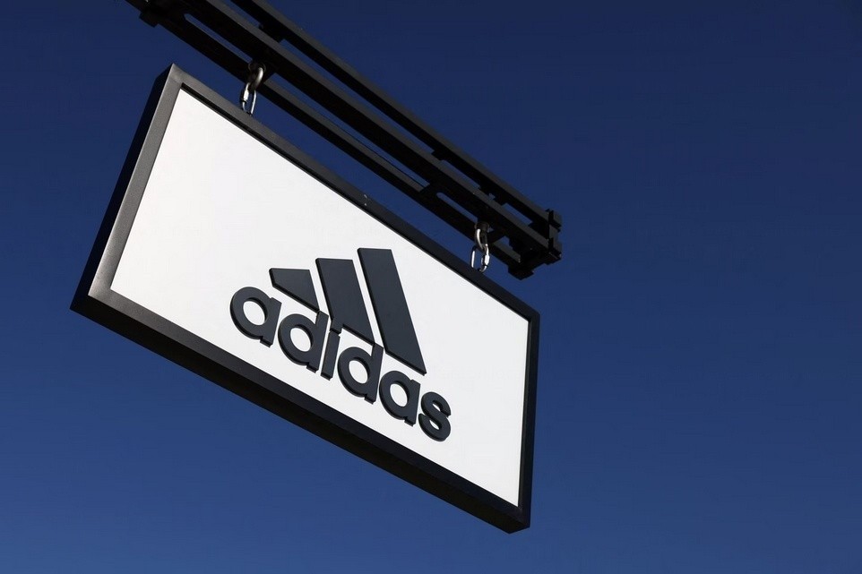 Adidas решил судиться с&nbsp;Black Lives Matter из-за трех полосок, но&nbsp;передумал