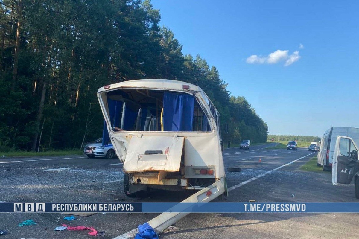 На трассе М1 в Брестской области произошла серьезное ДТП с автобусом. 15 человек в больнице