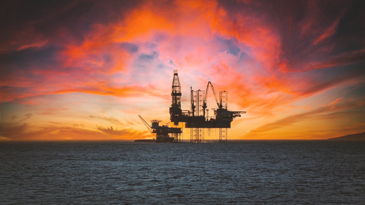 Цена нефти Brent превысила $120 за баррель и обновила максимум с 2022 года 