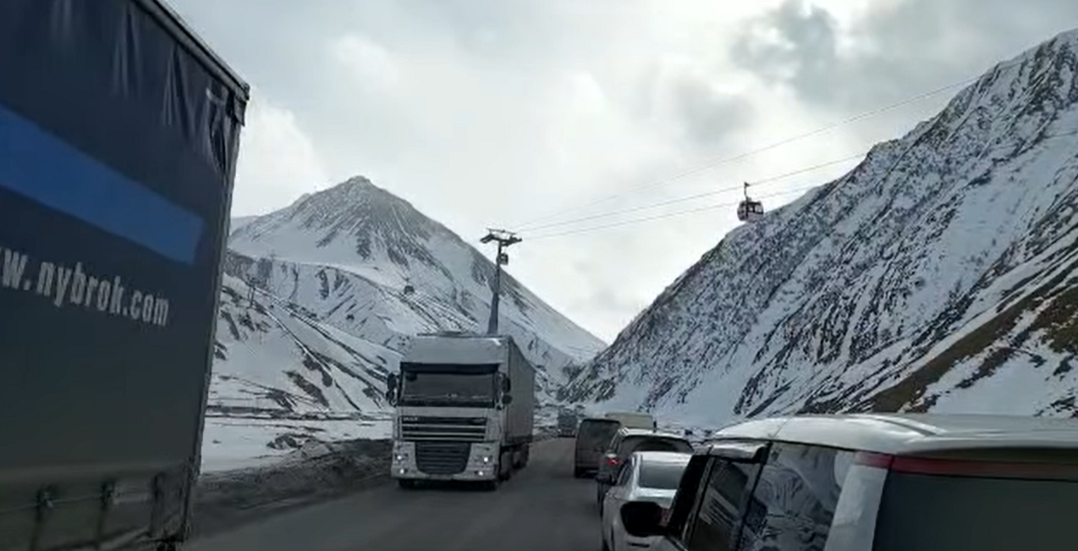 Из-за непогоды опять закрыли погранпереход «Верхний Ларс»