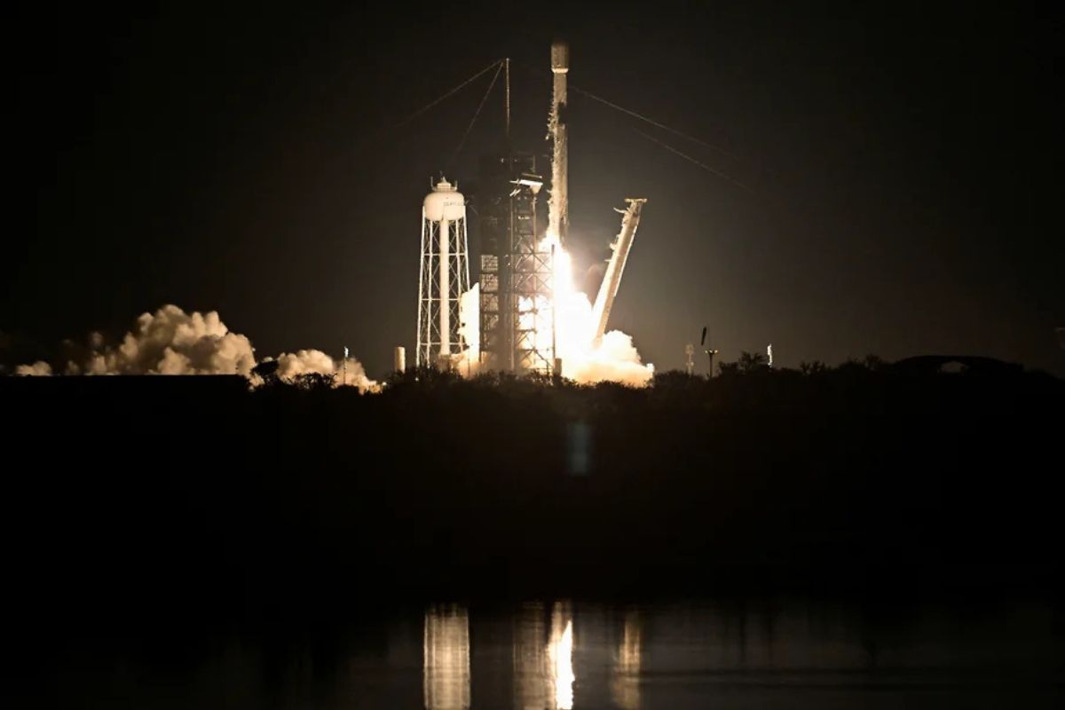 SpaceX запустила посадочный модуль к&nbsp;Луне со&nbsp;станцией сотовой связи
