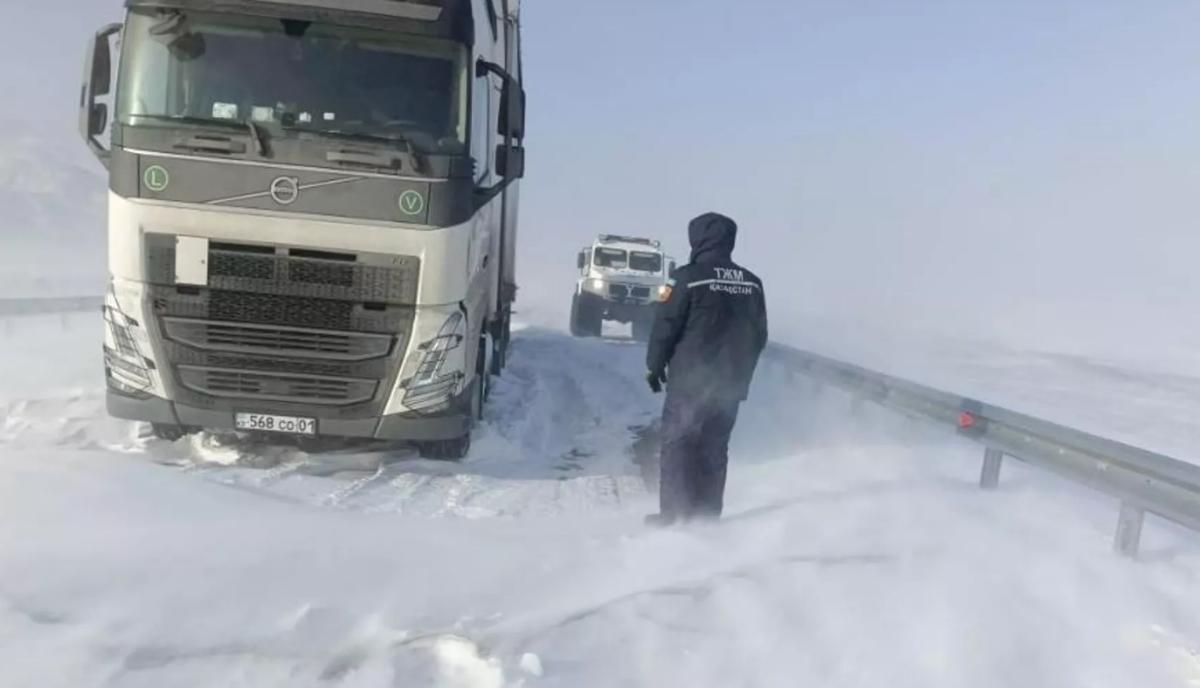 Логистов предупредили, что в&nbsp;Казахстане из-за непогоды закрыли участок дороги