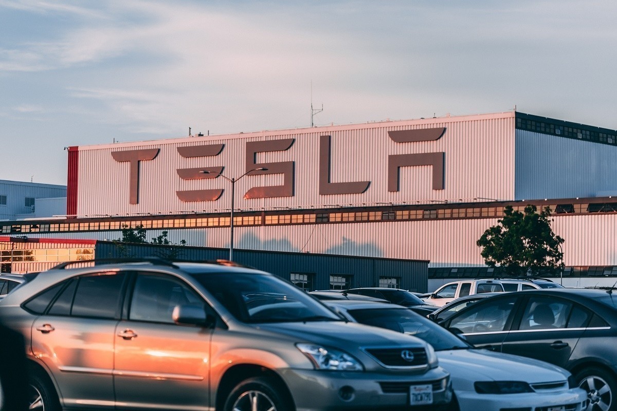 Выручка Tesla упала, компания продала 75% своих биткоинов