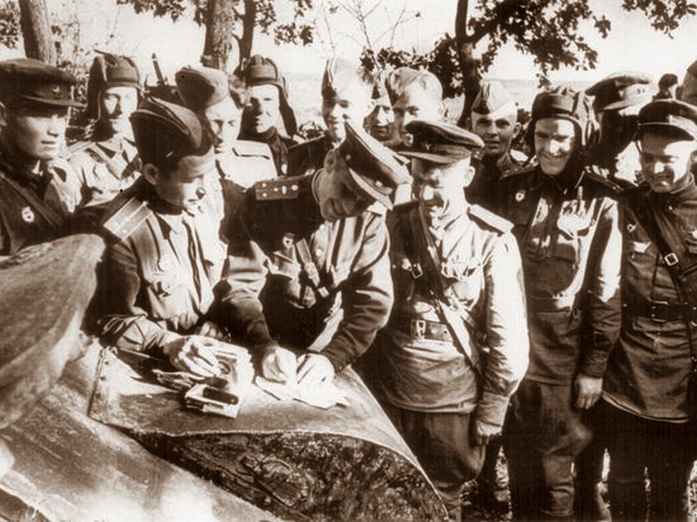Полевые кассы, облигации на&nbsp;20&nbsp;лет и&nbsp;несколько валют. Как белорусские банки работали в&nbsp;войну