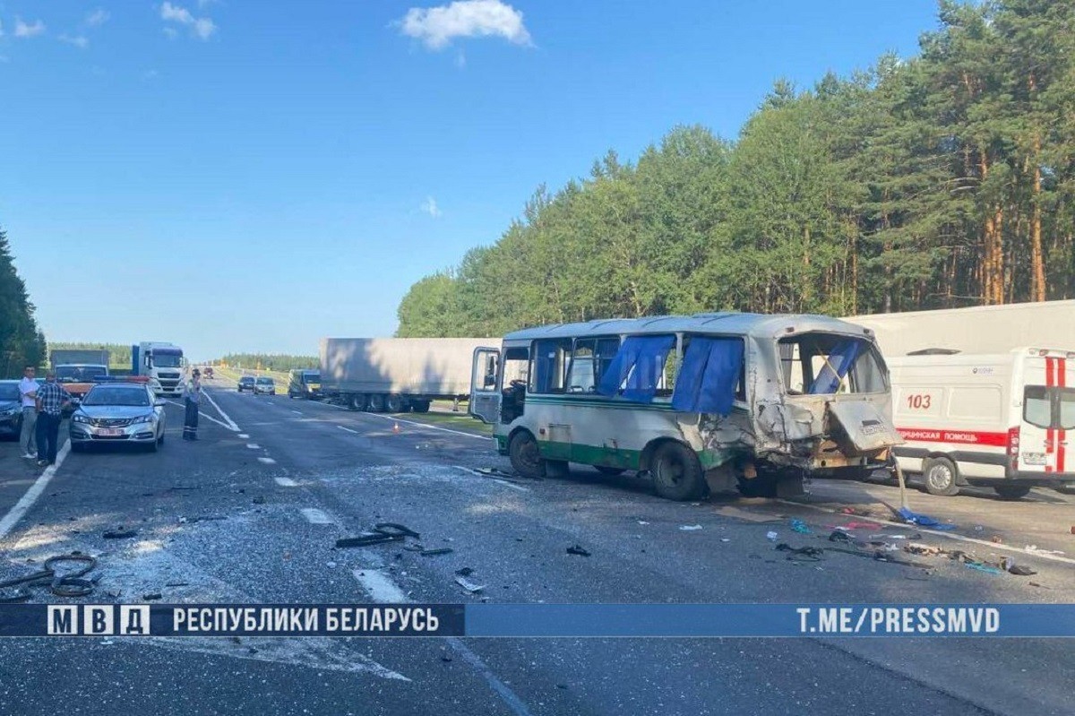На трассе М1 в Брестской области произошла серьезное ДТП с автобусом. 15 человек в больнице