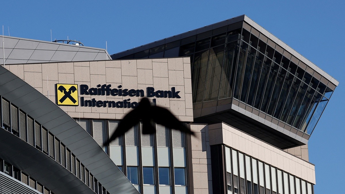 Чешский Raiffeisen Bank прекратит платежи и&nbsp;переводы в&nbsp;Россию и&nbsp;Беларусь