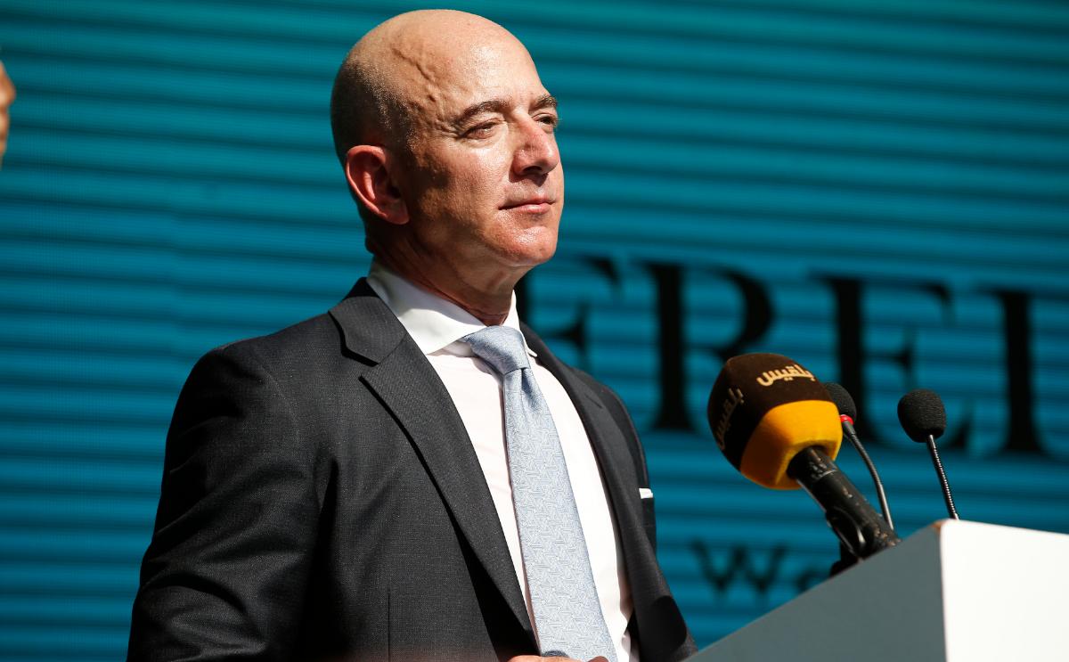 Впервые за три года Безос продал акции Amazon