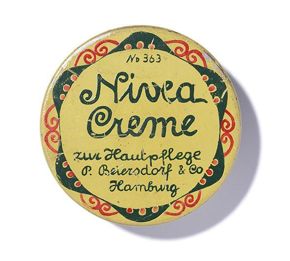 Так выглядела первая баночка крема Nivea в 1911 году