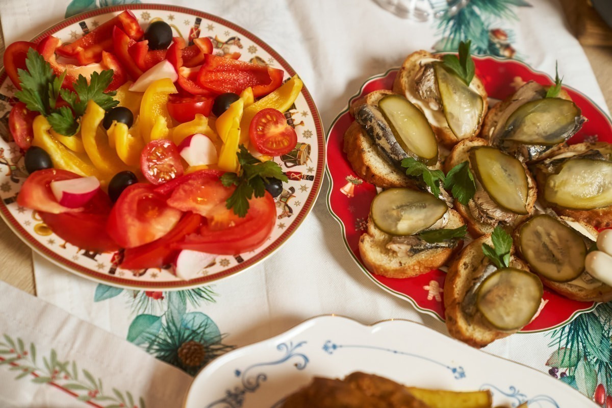 Удон, лазанья, «Оливье»&nbsp;— как накрыть новогодний стол, который объединит вкусы разных поколений