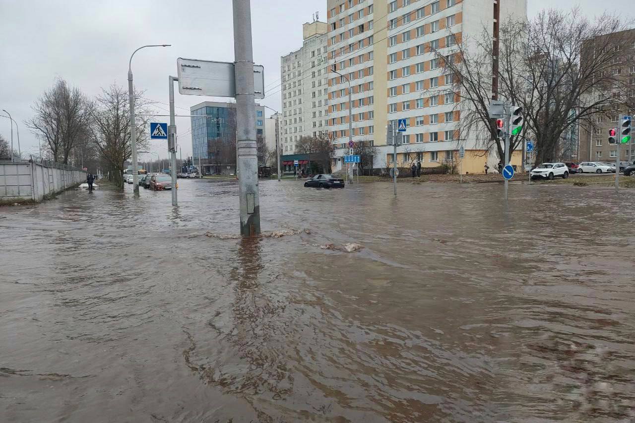 В центре Минска ограничили движение транспорта из-за потопа