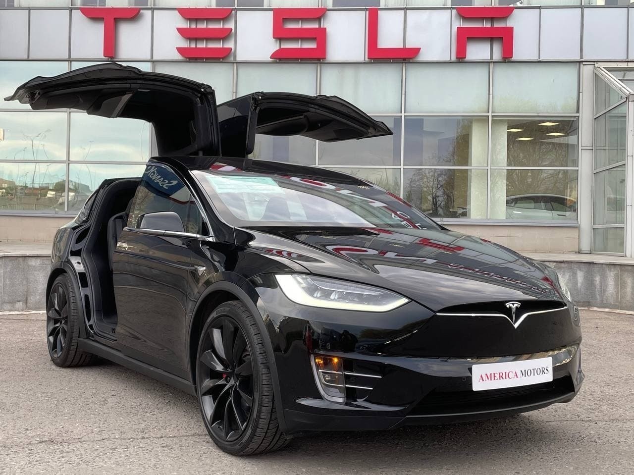 Tesla отзывает более 1 млн автомобилей из-за стеклоподъемников