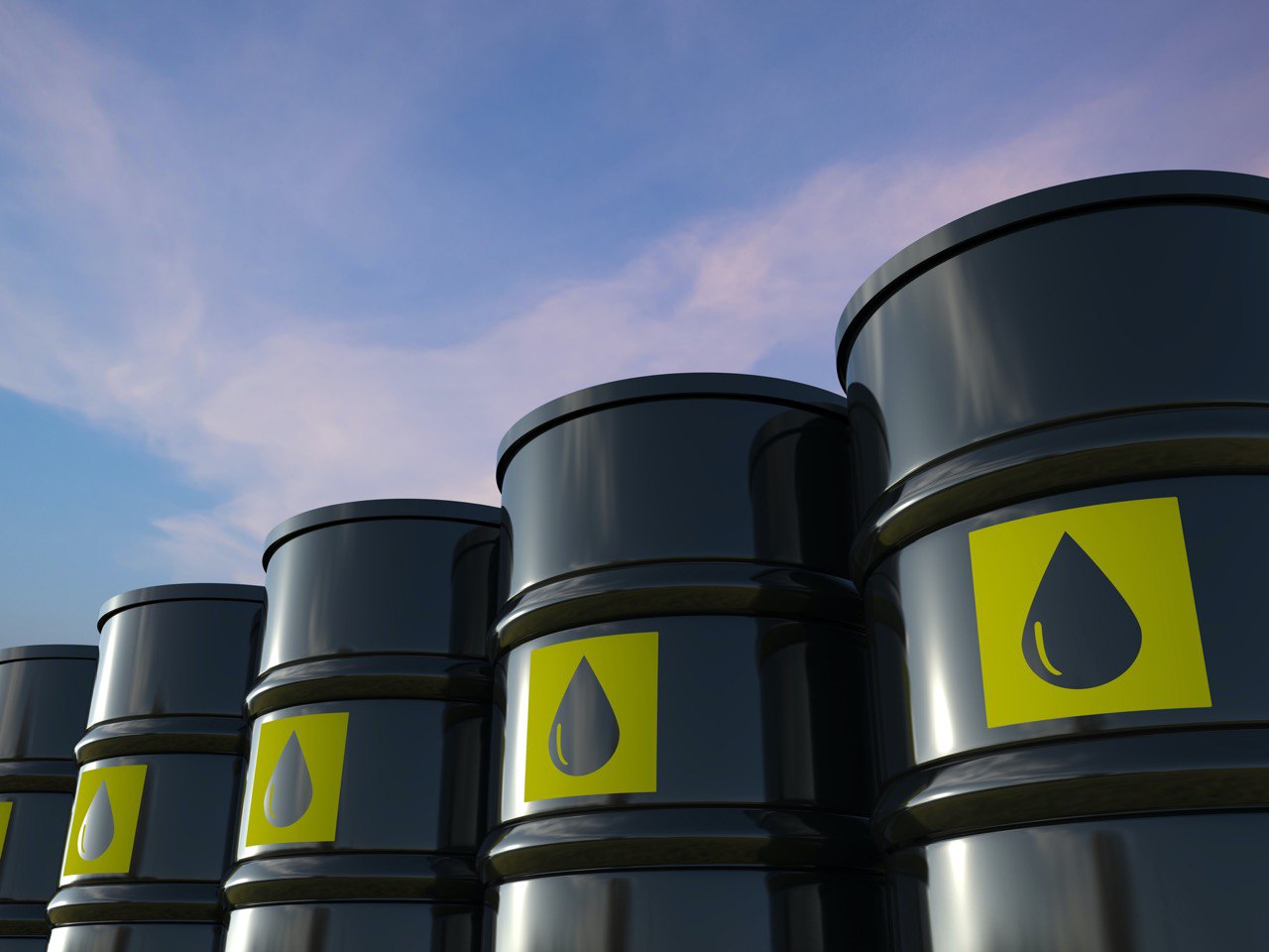 Цена на нефть упала до уровня 2021 года. Эксперты объяснили - почему