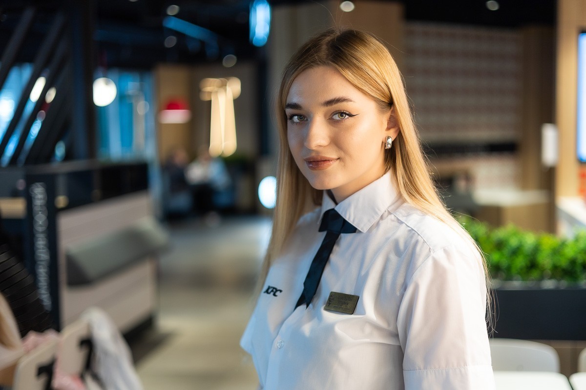 «Хотела накопить на&nbsp;iPhone и&nbsp;уйти, а&nbsp;стала директором». Сотрудники KFC&nbsp;— о&nbsp;своей карьере