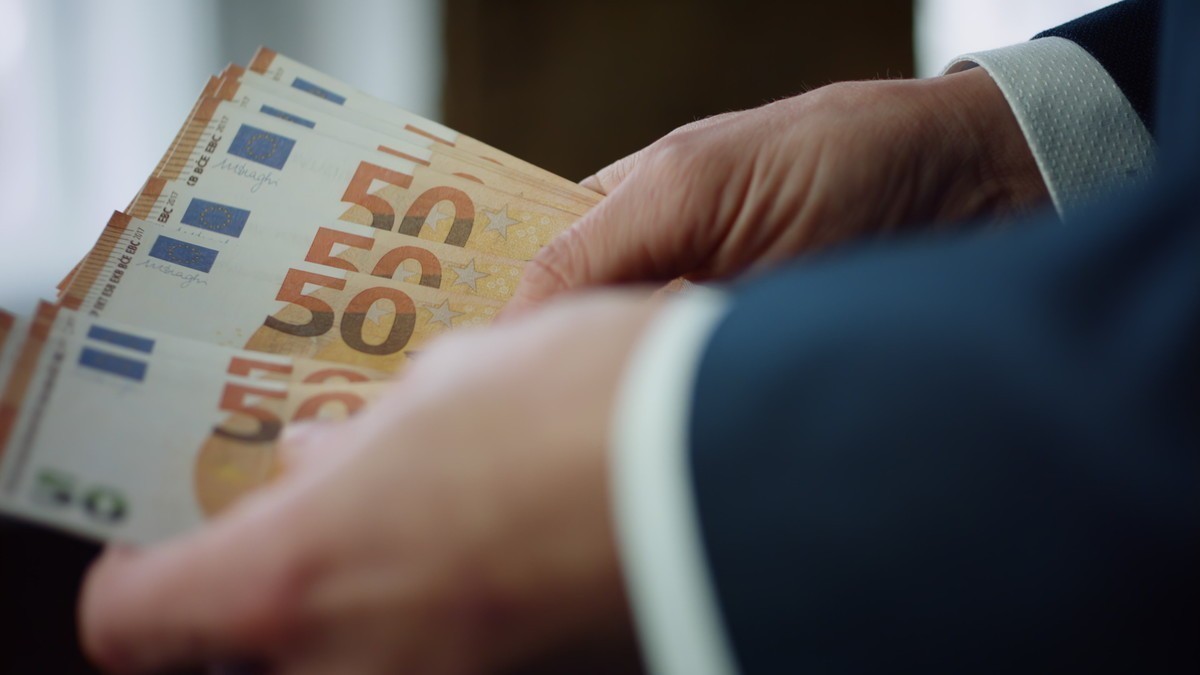 На бирже почти нет торгов евро. Почему и как его теперь покупает бизнес?