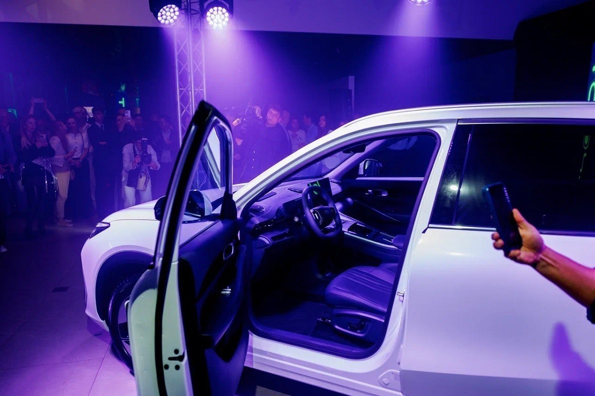 В Минске прошла премьера электромобиля Geely EX-5 белорусской сборки. Узнали, сколько стоит