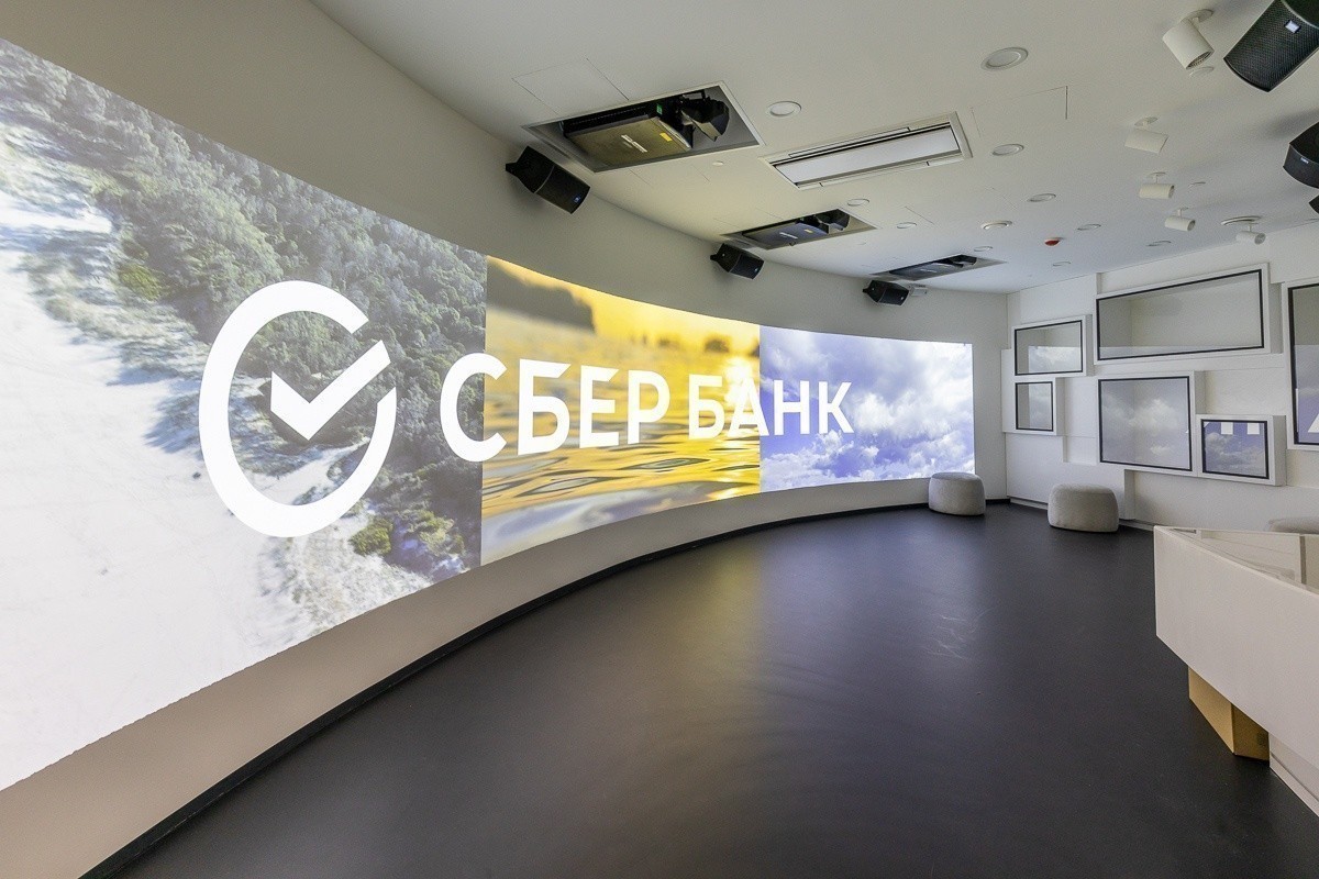 Инстаграмный вид на город и 5 тысяч зеленых растений. Каков внутри офис Сбера у цирка
