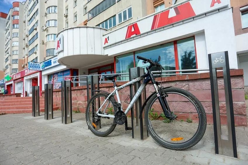 А1 продолжил установку велопарковок по всей Беларуси – теперь они есть не только в Минске