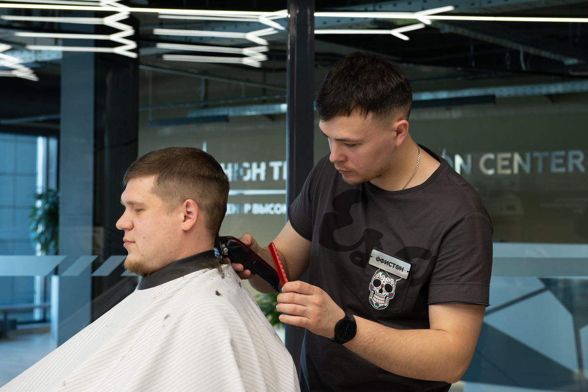 «Только не режьте слишком коротко!»: к 23 Февраля «Офистон» добавил партнерам стиля