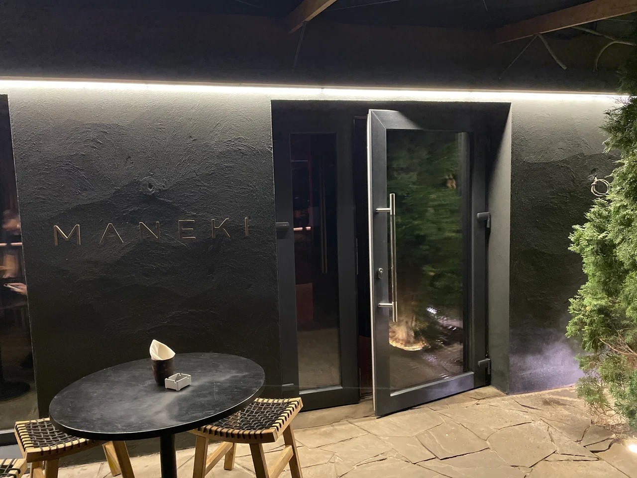 На улице Октябрьской в Минске закрывается бар с азиатской кухней