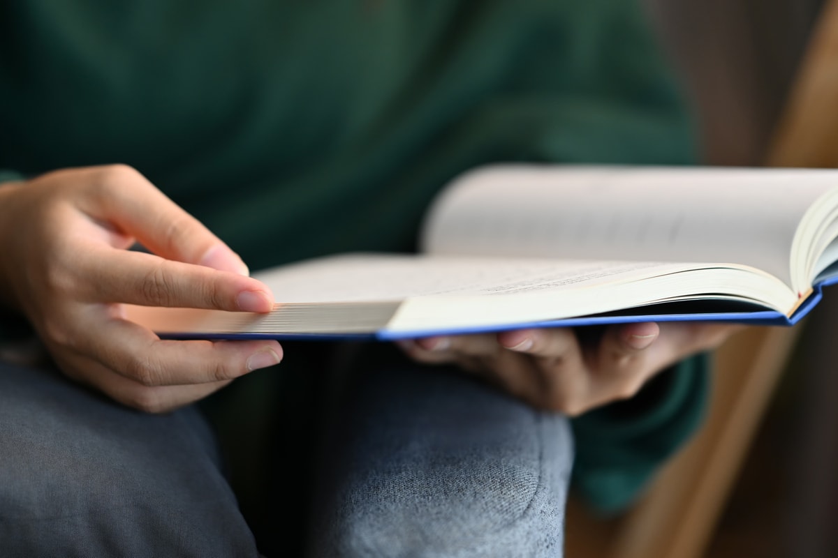 Пять важных книг 2024&nbsp;года, которые стоит почитать на&nbsp;больших выходных