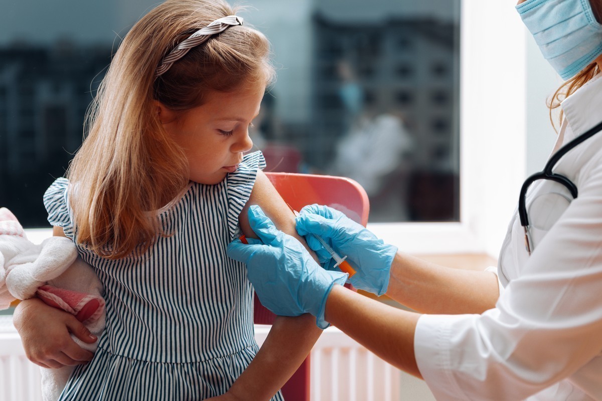 В стране и за границей, Pfizer и Verо Cell. Как белорусы прививают детей от ковида