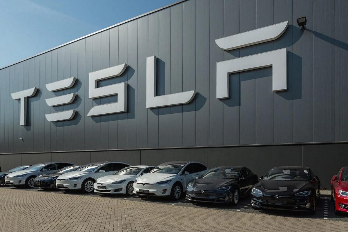 За две недели 2024 года акции Tesla потеряли 12%. Это худший показатель за 8 лет