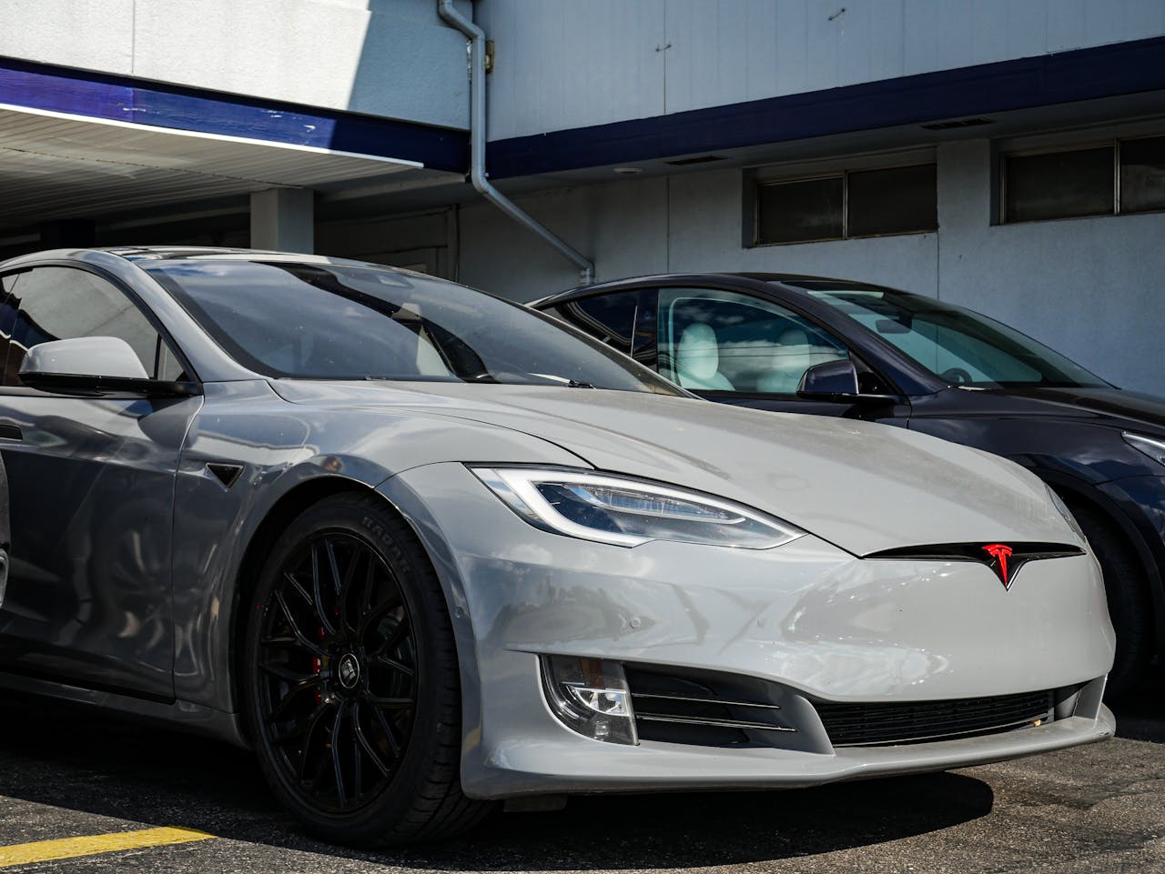 Tesla выплатит $243 млн после смертельной аварии с автопилотом