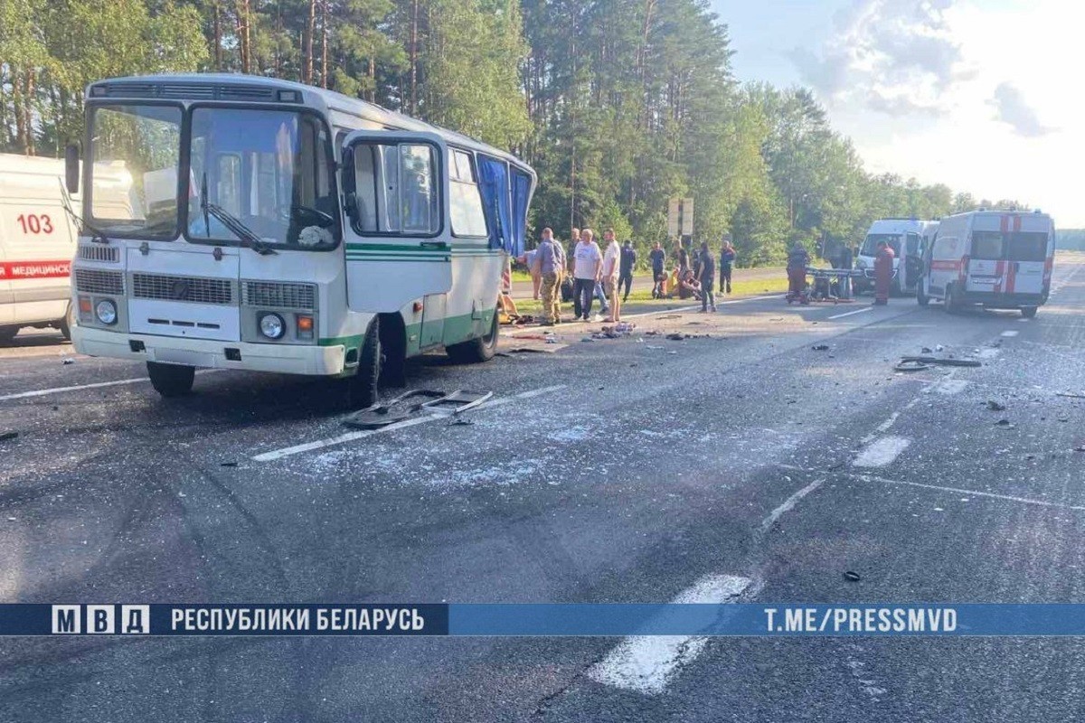 На трассе М1 в Брестской области произошла серьезное ДТП с автобусом. 15 человек в больнице