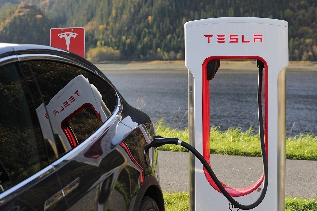 Стало известно, когда Tesla покажет первое роботакси