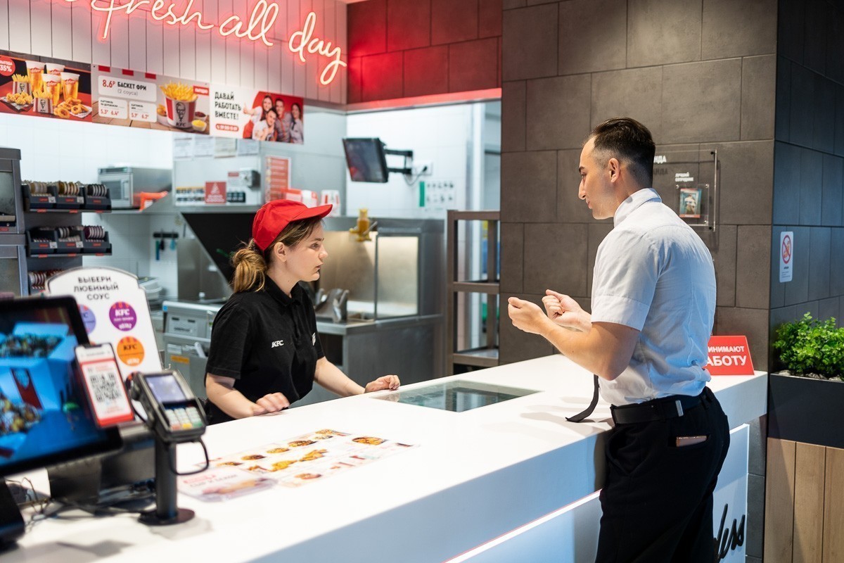 «Хотела накопить на&nbsp;iPhone и&nbsp;уйти, а&nbsp;стала директором». Сотрудники KFC&nbsp;— о&nbsp;своей карьере