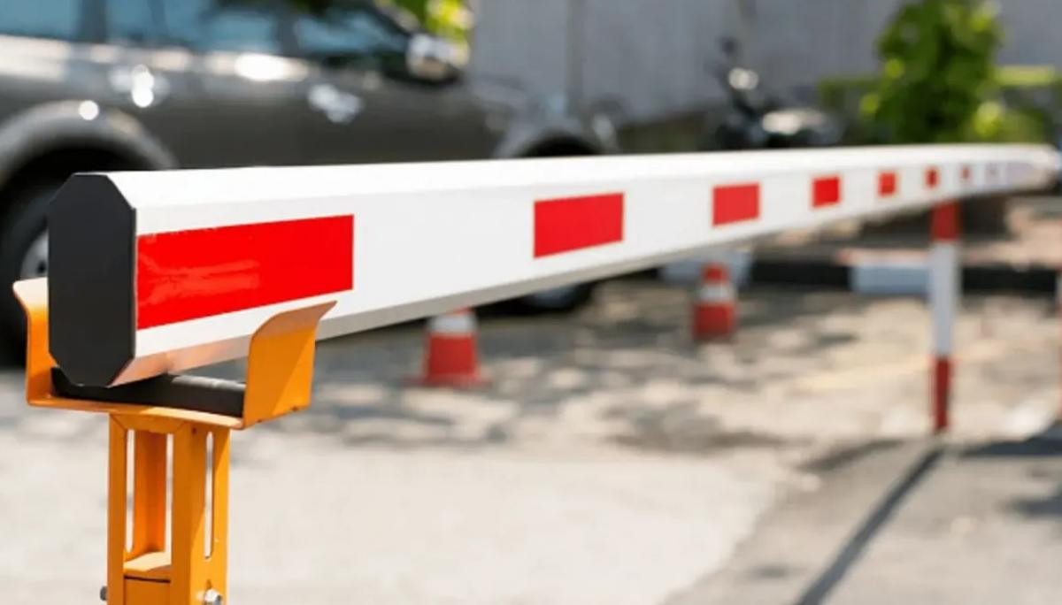 В МЧС рассказали, можно ли устанавливать шлагбаум на въезде во двор многоэтажки
