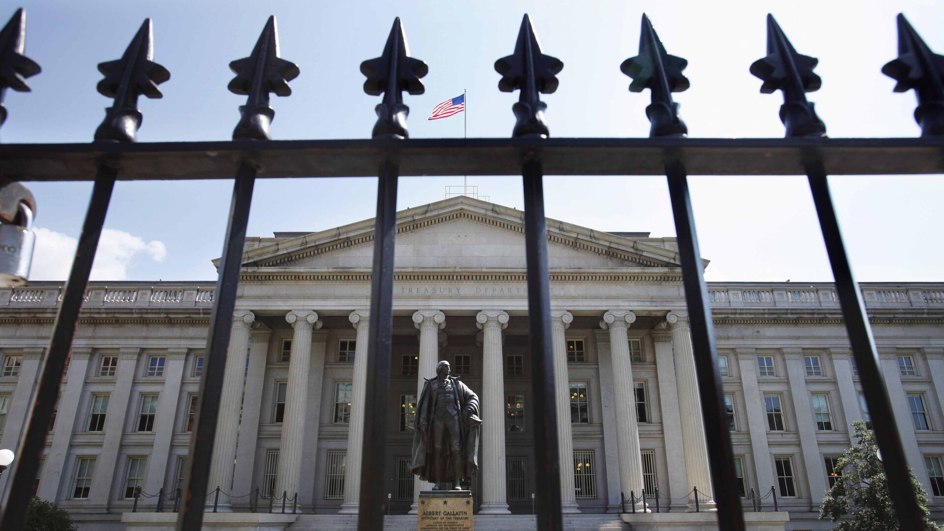 Минфин США расширил санкционный список, добавив ВТБ и&nbsp;связанные с&nbsp;ним компании