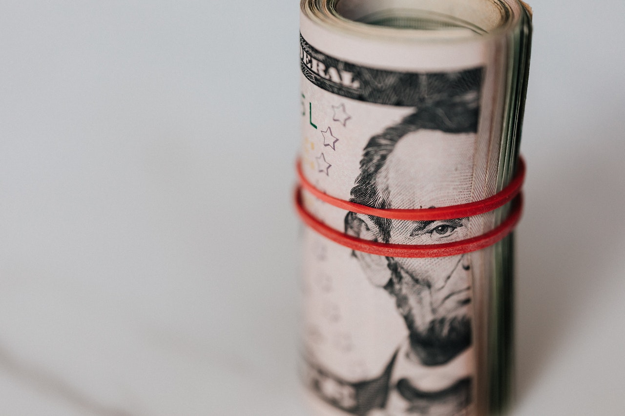 На начало торгов доллар и евро потеряли более 4%
