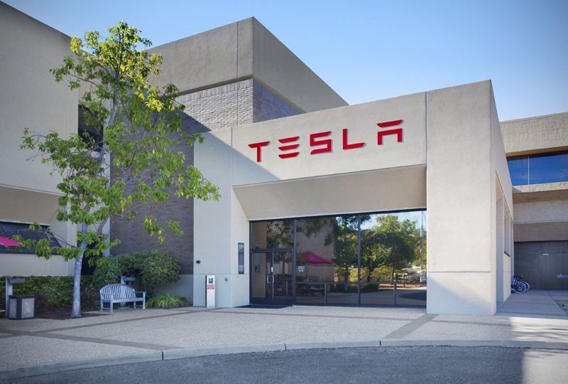 Эксперты объяснили, почему падают акции Tesla. И дело не в любви Маска к Twitter
