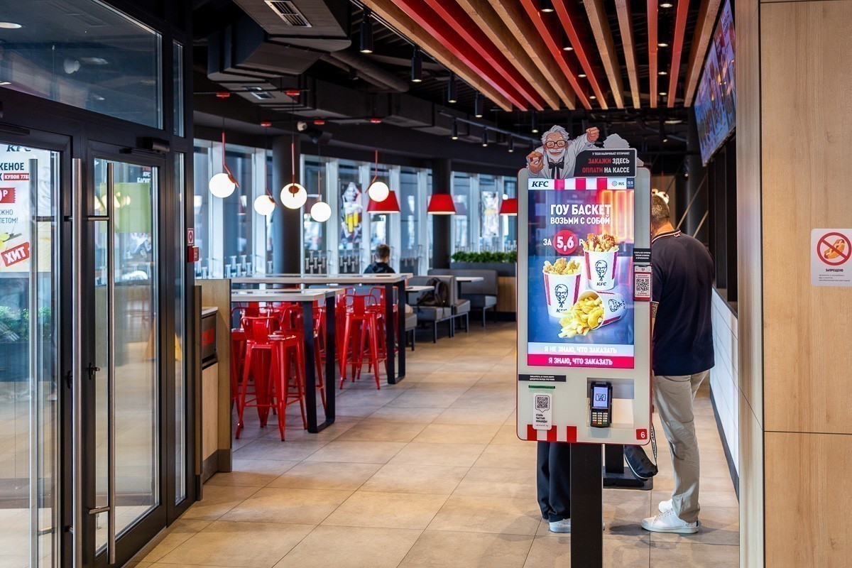 «Хотела накопить на&nbsp;iPhone и&nbsp;уйти, а&nbsp;стала директором». Сотрудники KFC&nbsp;— о&nbsp;своей карьере