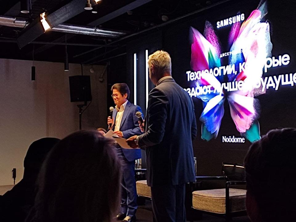 В Москве презентовали новые модели смартфонов Samsung со складными экранами