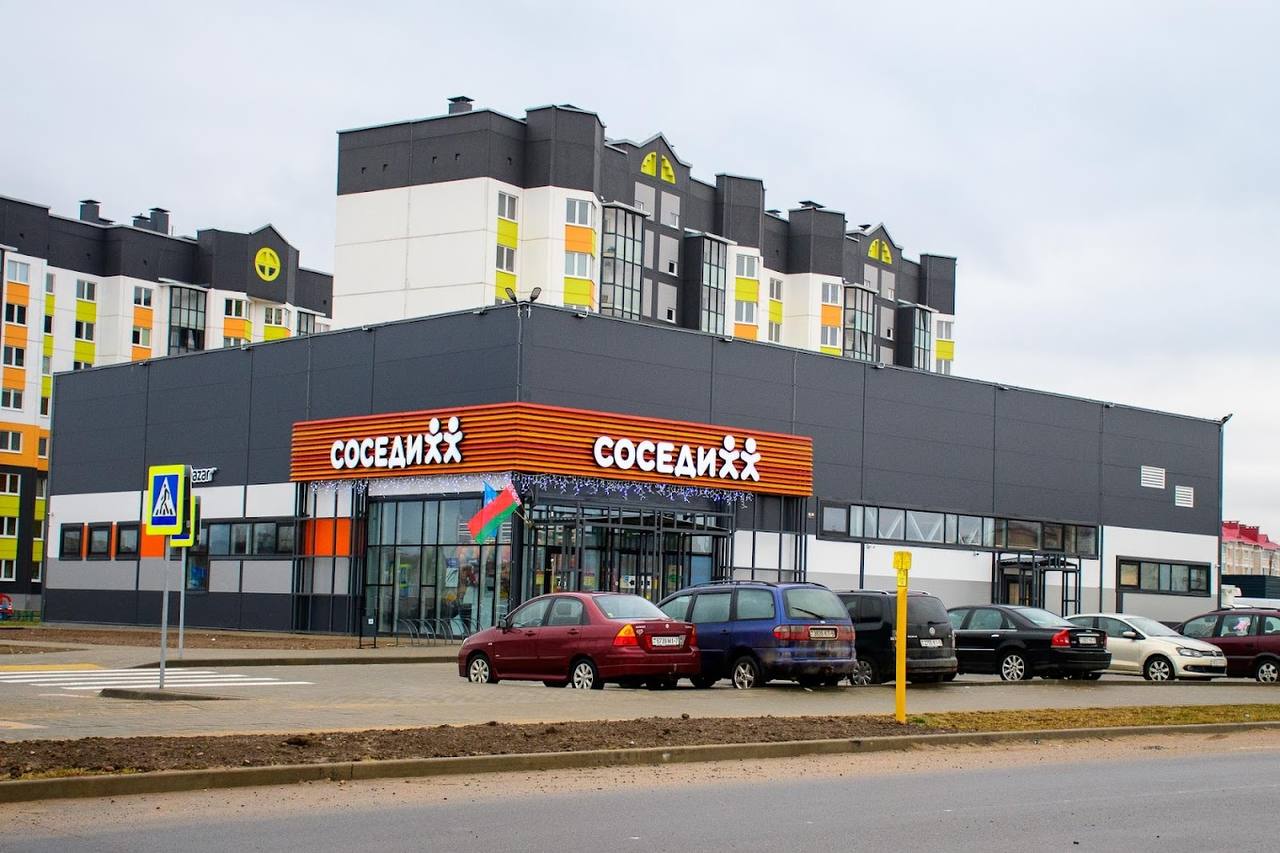 «Недопоняли условия по зарплате». В «Соседях» в Слуцке два сотрудника отказывались работать