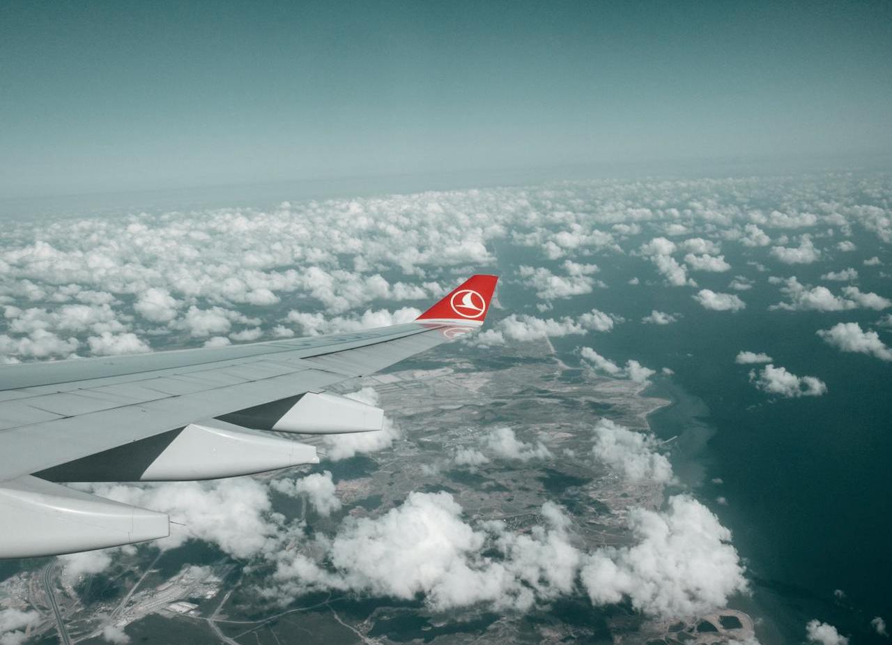 Turkish Airlines будет штрафовать пассажиров, которые встают с мест до полной остановки самолета