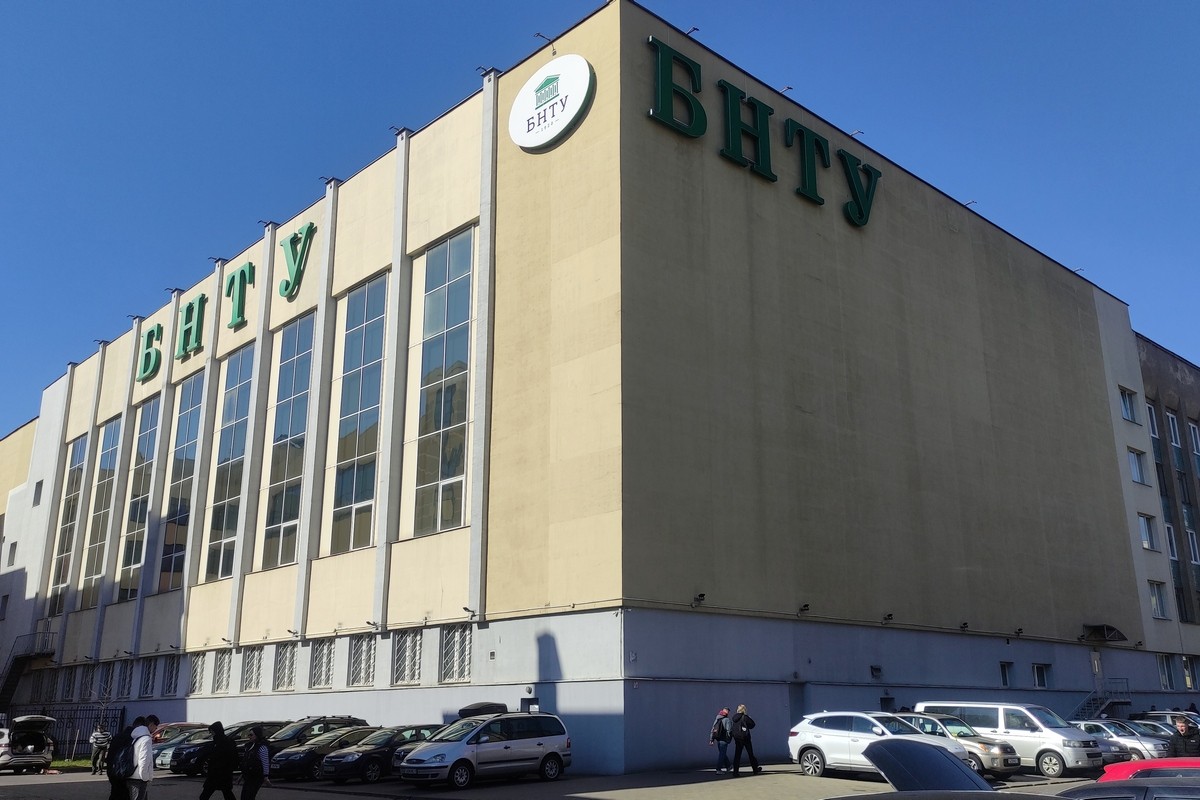 В трех белорусских вузах абитуриенты впервые смогут использовать электронные сертификаты ЦЭ и ЦТ